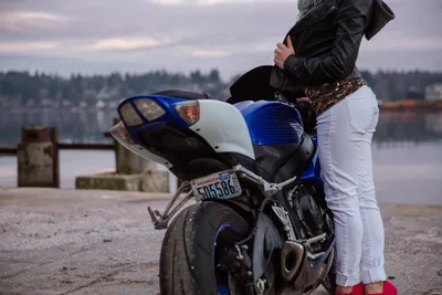 Вихрь страсти: девушки на мотоциклах пленят взгляды