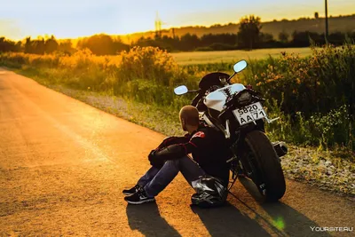 Нежность в движении: прекрасные мотоциклистки на дороге