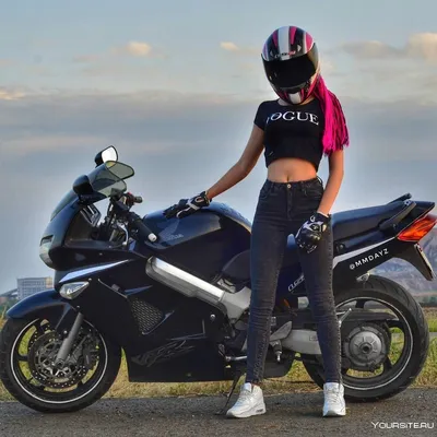 Мощь и страсть: девушки на мотоцикле покоряют сердца