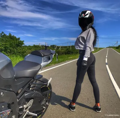 Очаровательные девушки на мотоцикле со спины: 4K изображения в свободном доступе