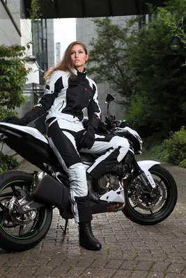 Фотография девушек на мотоцикле со спины