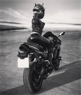 Уникальные снимки девушек на мотоцикле со спины: выбирайте изображения в формате JPG, PNG или WebP