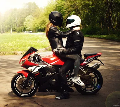 HD фото девушек на мотоцикле со спины