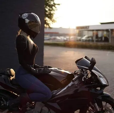 Фотка мотоциклистки в хорошем качестве: энергия скорости и страсти