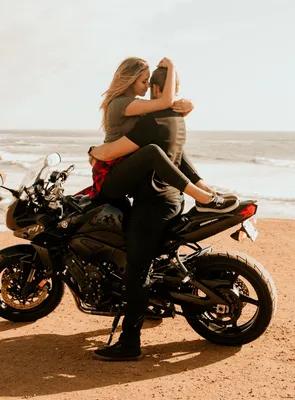 Обои на телефон: девушка на мотоцикле - стильный фон для динамичных людей