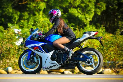 Фото на андроид: девушка на мотоцикле — образ сильной и независимой