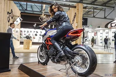 Уникальные снимки девушек, смотрящих на спортивные мотоциклы: доступны для скачивания