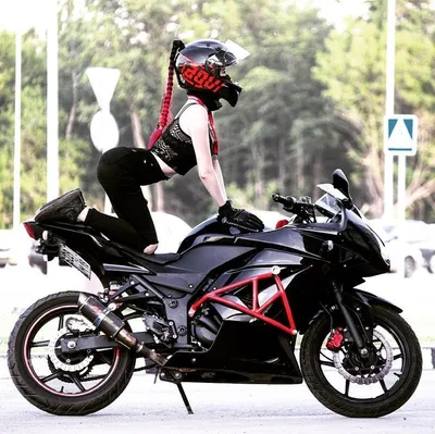 Скачайте бесплатно фото девушек на спортивных мотоциклах в HD качестве