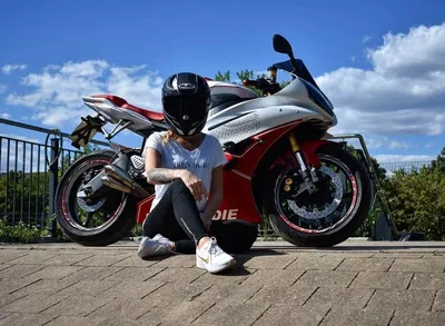 Испытайте адреналин с фото девушек на спортивных мотоциклах: бесплатно и в хорошем качестве