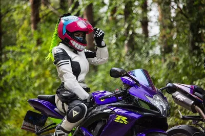 Восхитительные обои с девушками на спортивных мотоциклах: скачать бесплатно