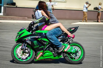 Изображения девушек на спортивных мотоциклах