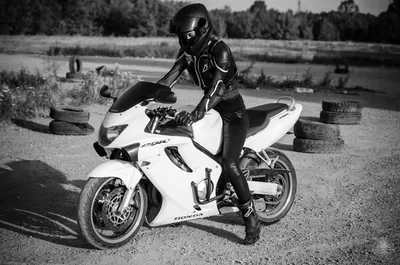JPG фото девушек на спортивных мотоциклах