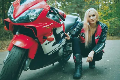 WEBP фото девушек на спортивных мотоциклах