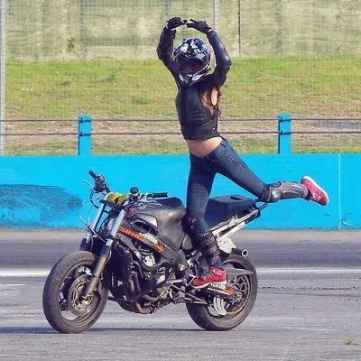Фото девушек на спортивных мотоциклах: яркие изображения для рабочего стола