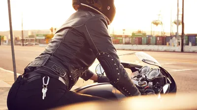 Бесплатные изображения девушек на спортивных мотоциклах: скачивайте в HD