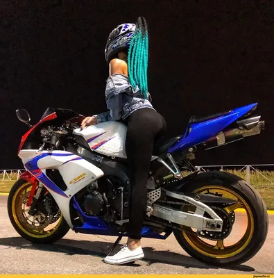 Изображения девушек на спортивных мотоциклах: идеальное сочетание страсти и скорости