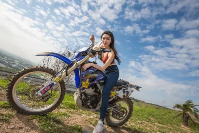 Ослепительные улыбки и скорость: девушки на гоночных мотоциклах