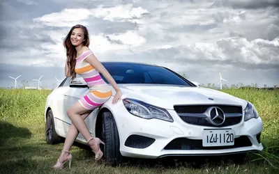 Фото Девушка позирует, облокотившись на Mercedes-Benz S-class, W221, на  фоне городского пейзажа, by Mila Skidanchuk