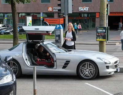 Обои на рабочий стол Девушка в длинном красном платье стоит у авто  Mercedes-Benz, обои для рабочего стола, скачать обои, обои бесплатно