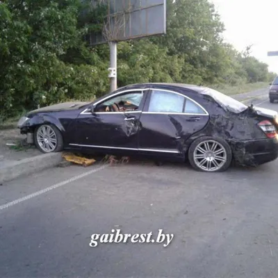 Mercedes-Benz S-класса сбил мотоциклистку в Хабаровске, девушку увезла  \"скорая\" - AmurMedia.ru