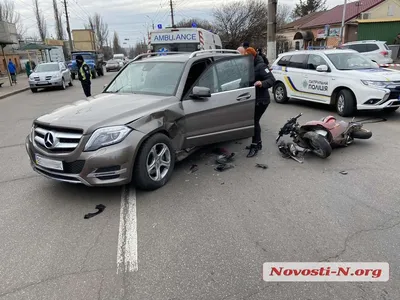 Автосалон автомобиля Мерседес-Benz девушки модельный Редакционное Стоковое  Изображение - изображение насчитывающей колеса, девушка: 33320219