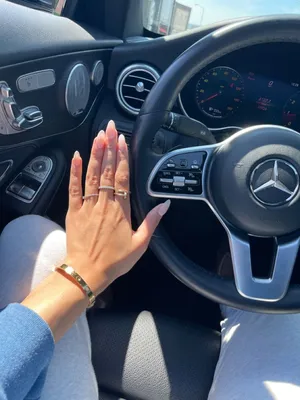 Mercedes Benz sl300 девушка» — создано в Шедевруме