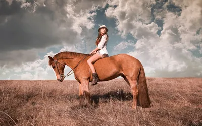 Девушка с лошадкой на закате. Фотограф Валерия Мороз