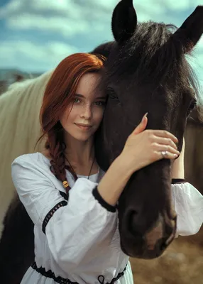 Девушка на лошади стоковое фото. изображение насчитывающей урок - 243980488