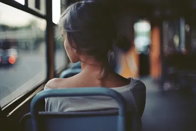 Девушка в автобусе. Фотограф charmed quark