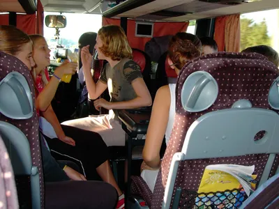 Девушка едет в автобусе,за окном …» — создано в Шедевруме