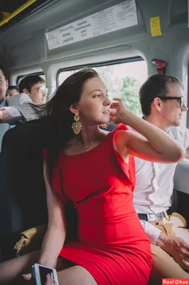 счастливая девушка в автобусе Стоковое Фото - изображение насчитывающей  внутрь, довольно: 129490200