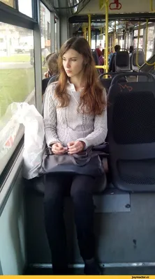 Девушка в автобусе | Пикабу