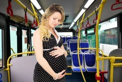 Красивая девушка едет на автобусе» — создано в Шедевруме