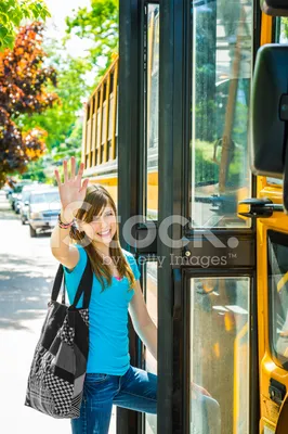 Красивая девушка едет в автобусе» — создано в Шедевруме