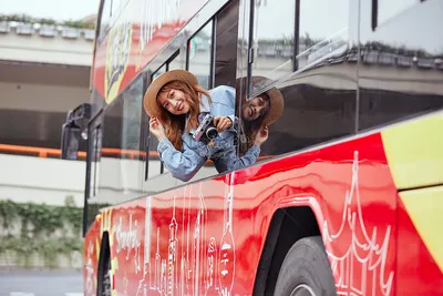Молодая азиатская девушка на автобусе сидя со смартфоном Стоковое  Изображение - изображение насчитывающей красивейшее, персона: 137793119