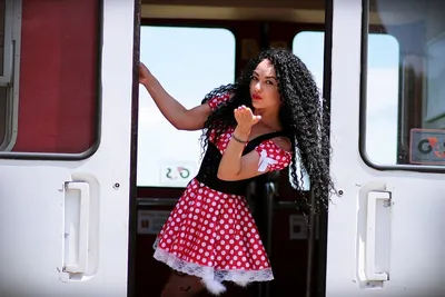 Кудрявая девушка в поезде у окна …» — создано в Шедевруме