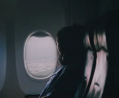 Девочка, глядя в окно самолета в полете Стоковое Фото - изображение  насчитывающей путешествие, полет: 158262206