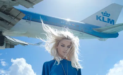 Видео обои Девушка на самолете (Авиация)