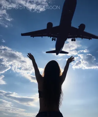 Необычное видео: как женщина влюбилась в самолет