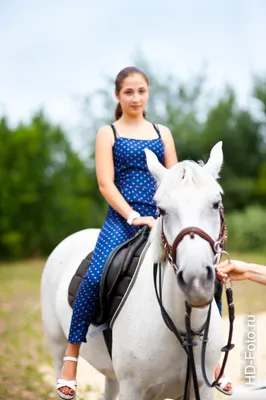 Девушка верхом на лошади фото 