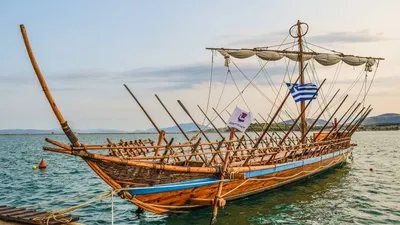 Корабль древнегреческого с одним набором веселый на каждой стороне  Иллюстрация штока - иллюстрации насчитывающей столетие, греческо: 173979097