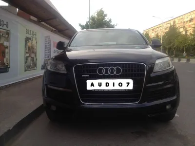 Автомобиль черное Audi Q7 в месте для стоянки около загородки Кроссовер  города от Audi Редакционное Стоковое Фото - изображение насчитывающей  скорость, дело: 105412343