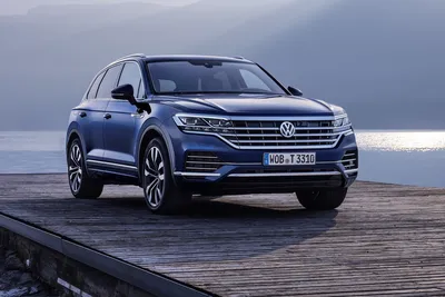 Он придет на смену Touareg. Крупный электрический кроссовер Volkswagen ID.6  позирует на живых фото