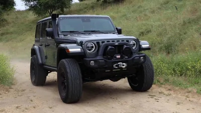 Photo Tuning Jeep Wrangler JL - reinforced bumper winch grille