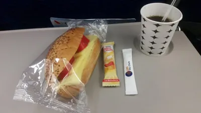 Продукты и питание на борту самолета: какие есть варианты | UniTicket.ru
