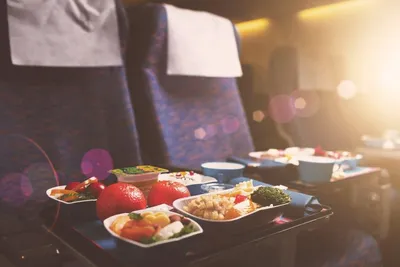От печенья до черной икры: каким было питание в самолетах 80 лет назад |  РБК Life