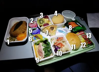 Здоровая еда на самолете с кофе Стоковое Фото - изображение насчитывающей  самолета, часть: 87689404