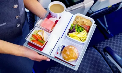Бортпроводник назвал единственный способ избежать «ужасной» еды в самолетах
