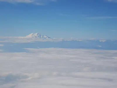 Вид на эльбрус из самолета стоковое изображение. изображение насчитывающей  снежок - 184585657