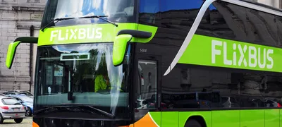 Пассажирский автобус зеленого FlixBus, Лос-Анджелес, Калифорния Автобус на  автобусе междугородного движения пляжа Автобус Flix Редакционное Стоковое  Изображение - изображение насчитывающей пассажир, хайвей: 168162409